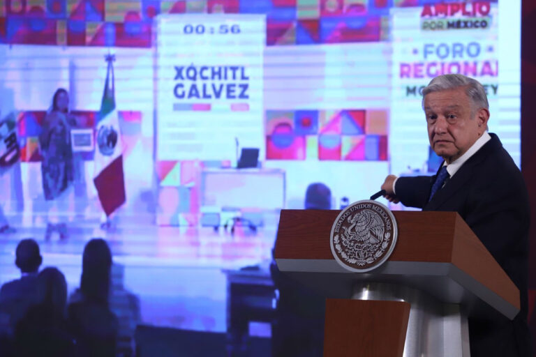 Retoma López Obrador ataques a Xóchitl por dichos del sur del País