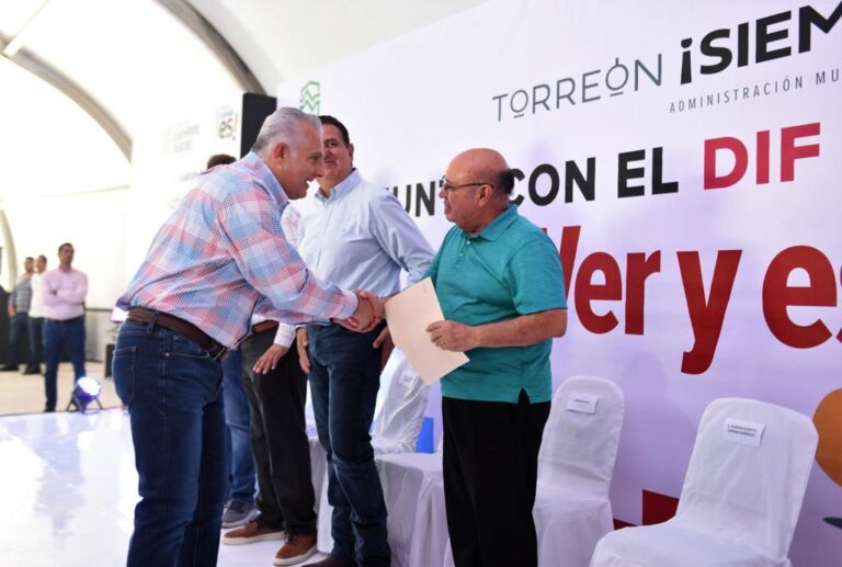 Román Cepeda pone en marcha programa de salud visual y auditiva en Torreón