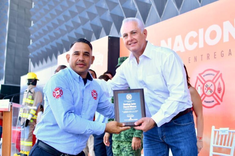 Román Cepeda reconoce labor de los bomberos de Torreón