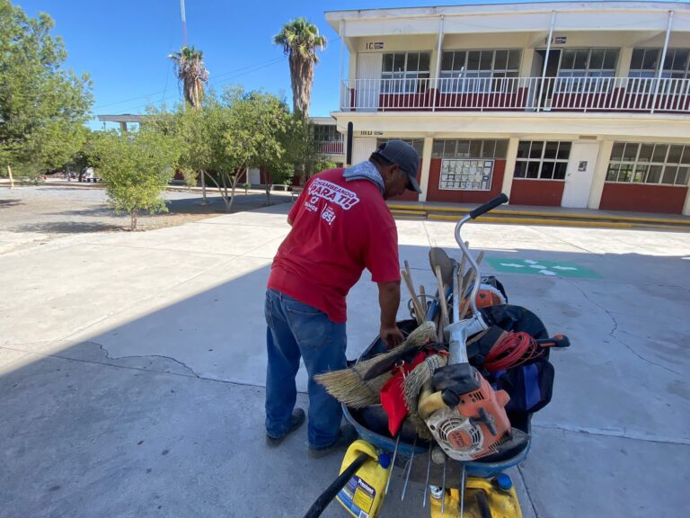 Trabajadores municipales de Ramos Arizpe limpian escuelas ante regreso a las aulas