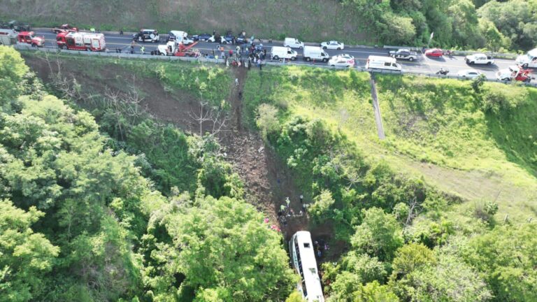 Volcadura de autobús de pasajeros deja al menos 17 muertos en Nayarit