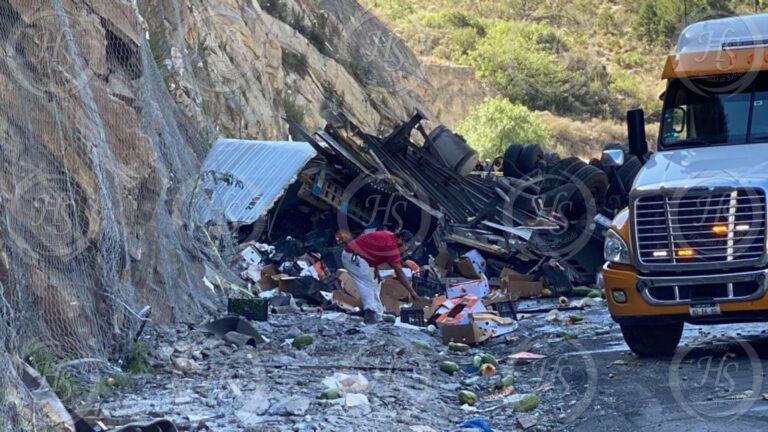 Vuelca tráiler en Los Chorros; circulación cerrada hacia Saltillo