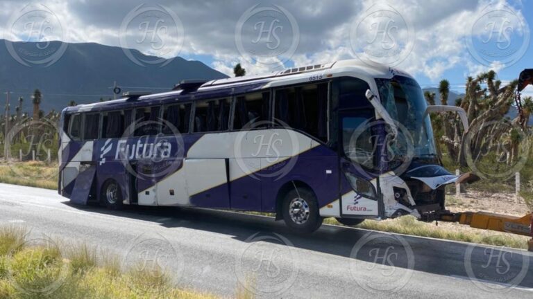 Vuelca autobús de pasajeros en Concha del Oro; ocho personas resultan heridas