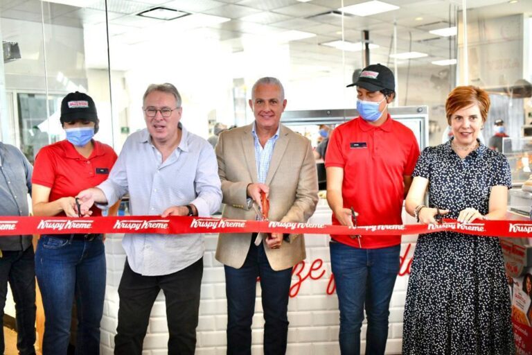 Alcalde Román Cepeda inaugura sucursal de Krispy Kreme en Torreón