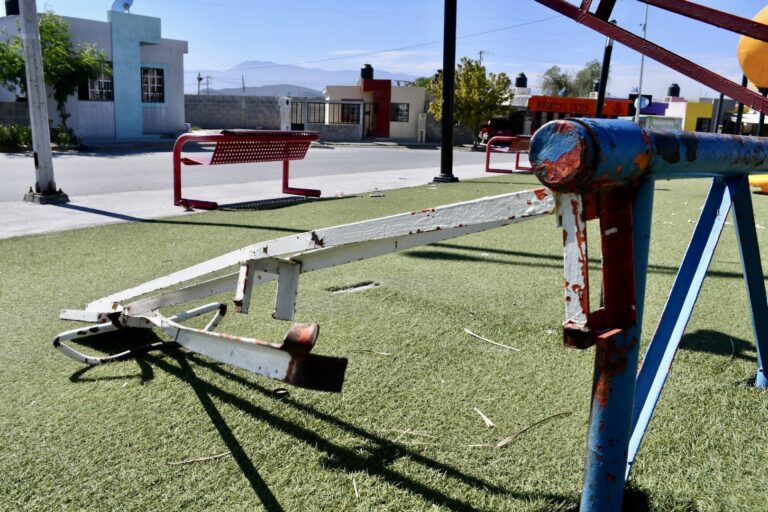 Autoridades acuden a reparar destrozos tras actos vandálicos en plaza Cactus 