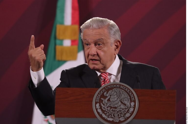 Califica AMLO de ridículos a congresistas de EU