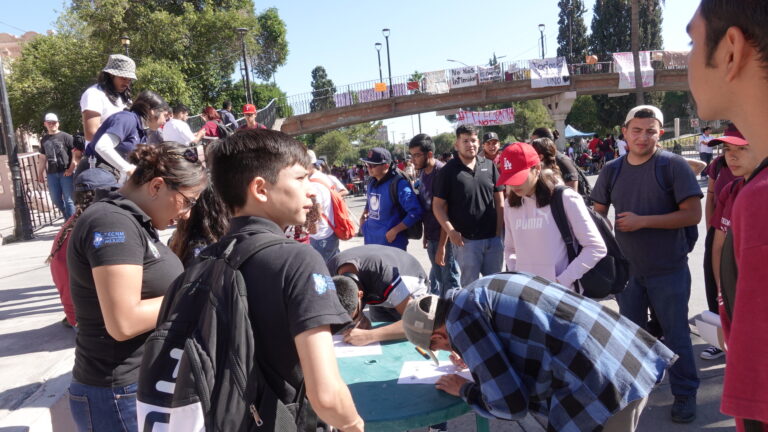 Continúa bloqueo de estudiantes del ITS en Bulevar V Carranza, exigen destitución de directora 