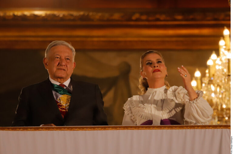 Da AMLO Grito en Zócalo: Muera la avaricia ¡viva el amor!