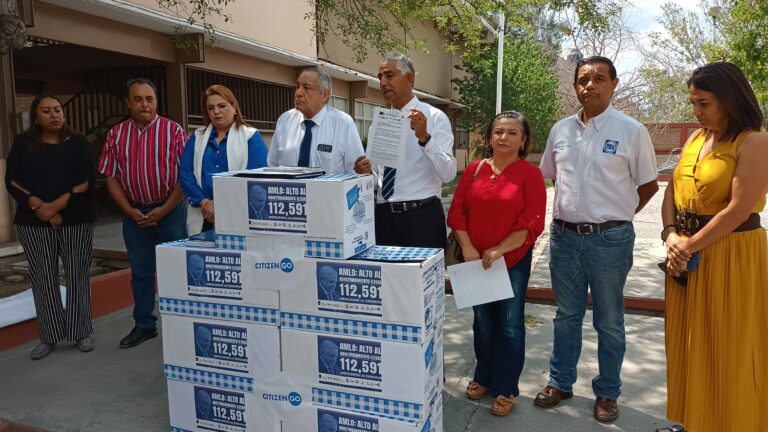 Entregan en Saltillo a la SEP 112 mil 591 firmas para evitar que continúe adoctrinamiento ilegal a través de libros de texto  