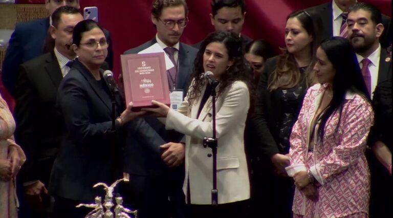 Entrega titular de Segob Quinto Informe de Gobierno de AMLO