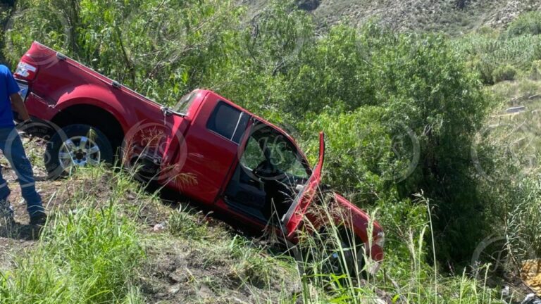 Hallan camionetas con reporte de robo volcadas al interior de un arroyo en la 57 en Arteaga