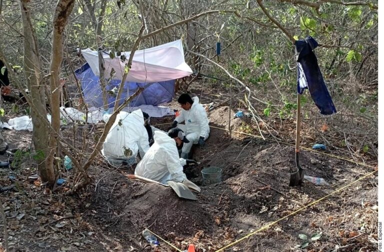 Hallan en Michoacán fosa con 40 cuerpos