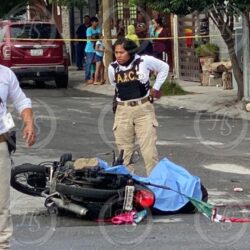 Muere motociclista en Saltillo por rebasar por carriles contrarios