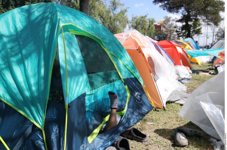 Optan migrantes por autobuses