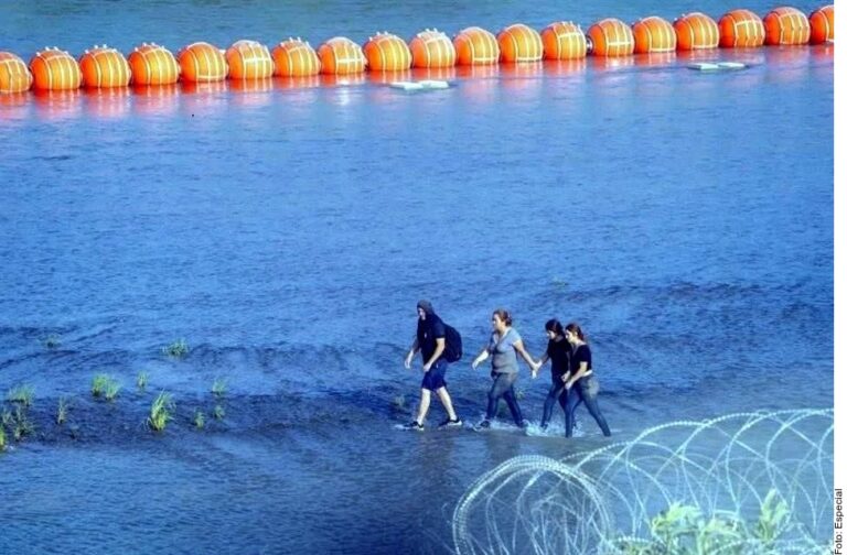 Ordena juez a Texas retirar boyas colocadas en el río Bravo