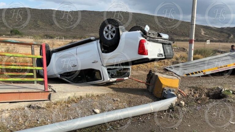 Pavimento mojado y velocidad lo lleva a volcar su camioneta en Ramos Arizpe