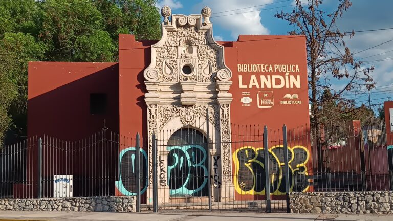 Pintarrajean vándalos fachada de la Biblioteca Pública Landín