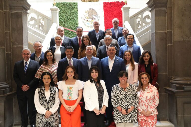 Presenta Manolo a alcaldes de capitales del país el modelo de campaña Coahuila