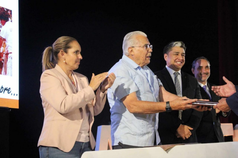 Presentan libro conmemorativo por el 50 aniversario de la AFAIS