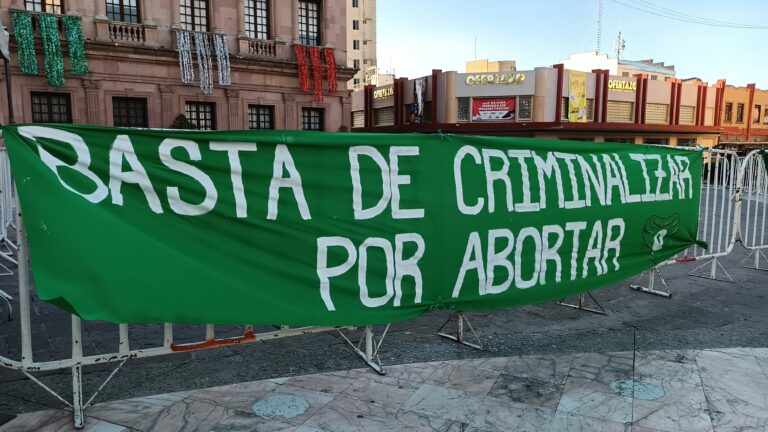 Realizan feministas de Saltillo “pañuelazo” para exigir aborto legal y seguro