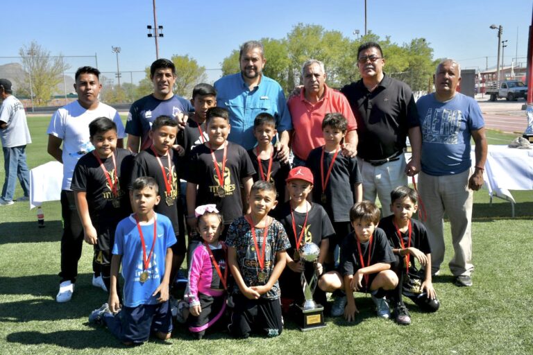 Reconocen a lo mejor del fútbol infantil en Ramos Arizpe 