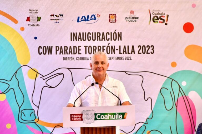 Román Alberto Cepeda González inaugura la muestra CowParade LALA 2023