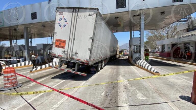 Se queda sin frenos y derriba módulo de una caseta de cobro en la 57, en Arteaga