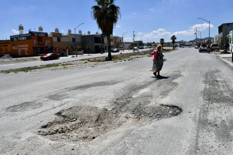 Solicitan vecinos en colonia Villasol la reparación de hundimientos en vialidades