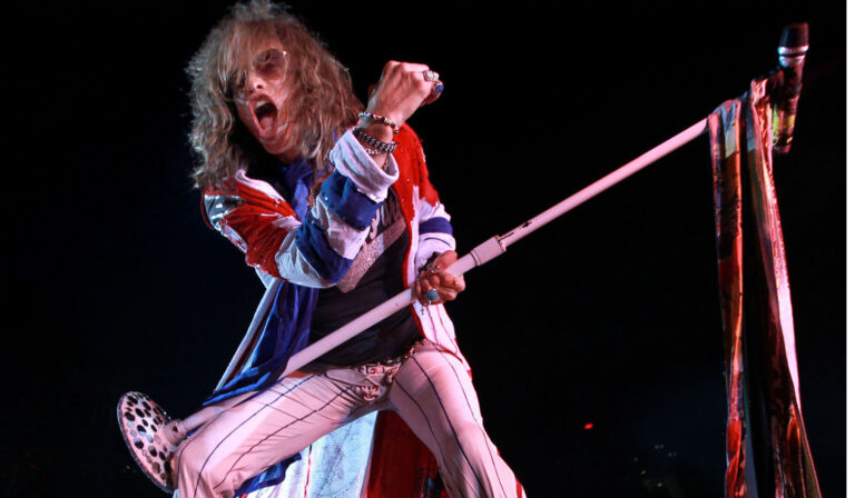 Steve Tyler se fractura laringe y detiene tour de Aerosmith