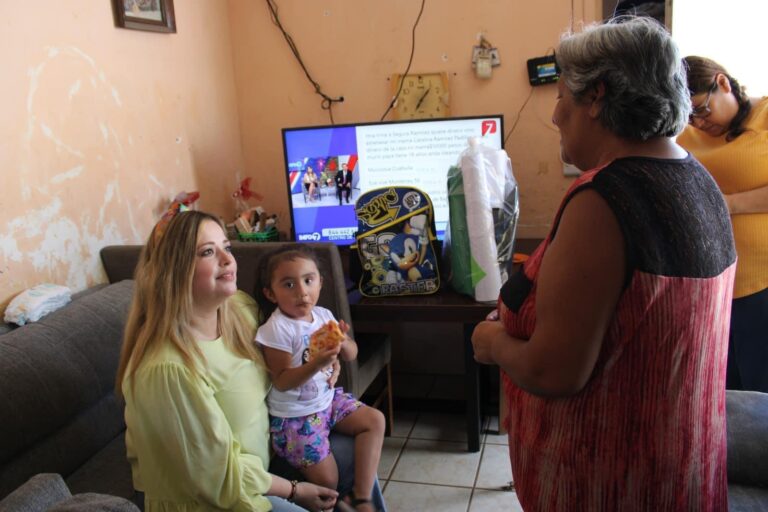 Ana Lucía Cavazos brinda apoyos a estudiantes de la colonia Analco