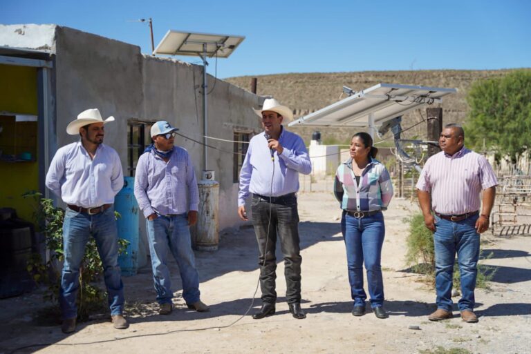 Chema Morales cumple compromisos con el ejido Tanque Tuxtepec