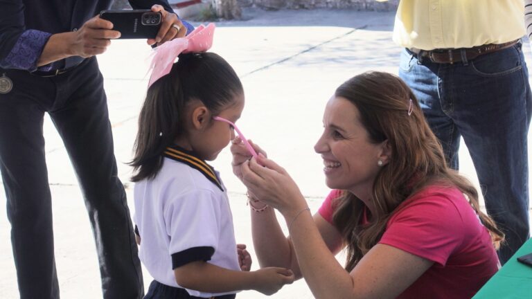 Con entrega de lentes, contribuye diputada María Bárbara al adecuado aprendizaje de alumnos de Saltillo 