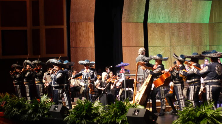 Con sinergia musical, deleitan OFDC y Mariachi Gama 1000 a saltillenses en el “Fernando Soler”