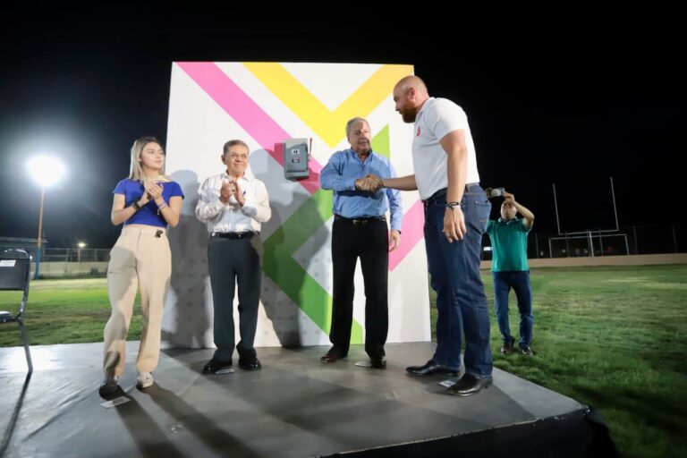 Enciende Chema Fraustro luminarias en estadio del Ateneo