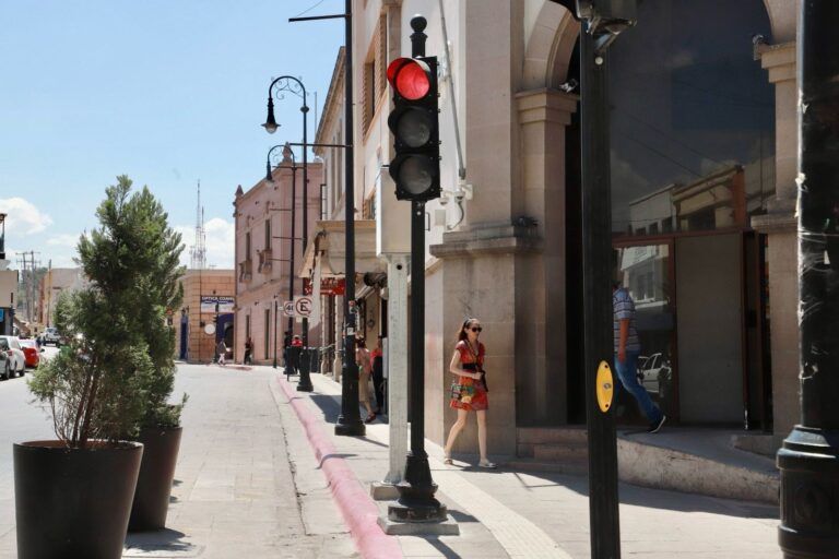 Exhortan a respetar nuevos cruces semaforizados en Paseo Capital