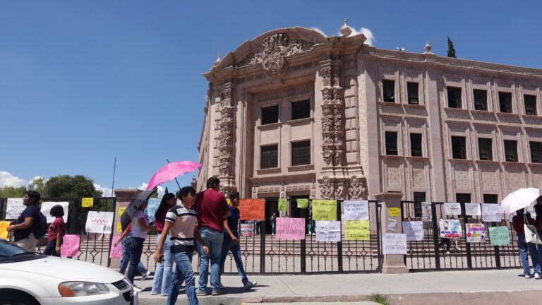 Hasta destitución de directora, mantendrán estudiantes plantón y bloqueo en  el V. Carranza