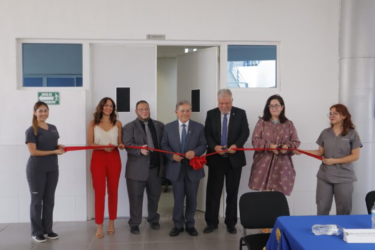 Inaugura Rector de la UA de C la Cámara Gesell en la Escuela de Ciencias de la Salud de Piedras Negras