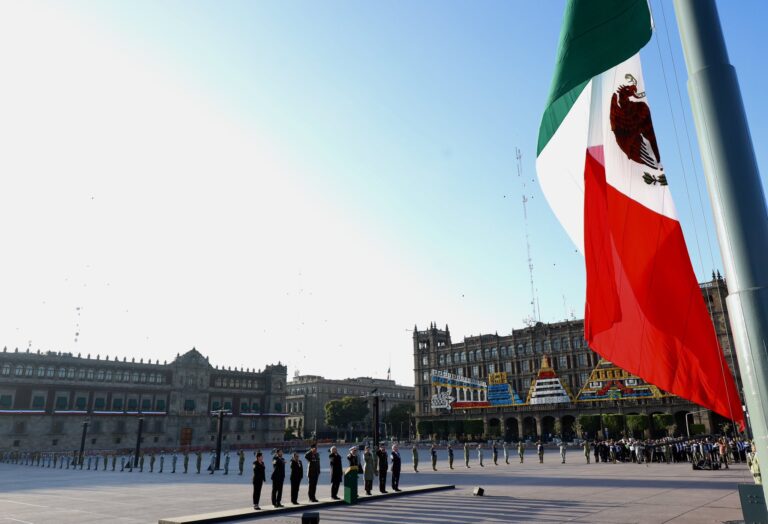 Izan bandera en memoria de víctimas de sismos