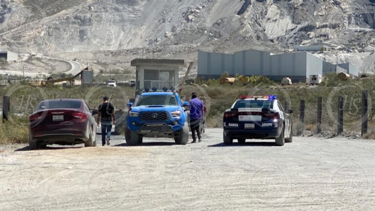 Muere al interior de pedrera tras caer con todo y máquina desde un barranco