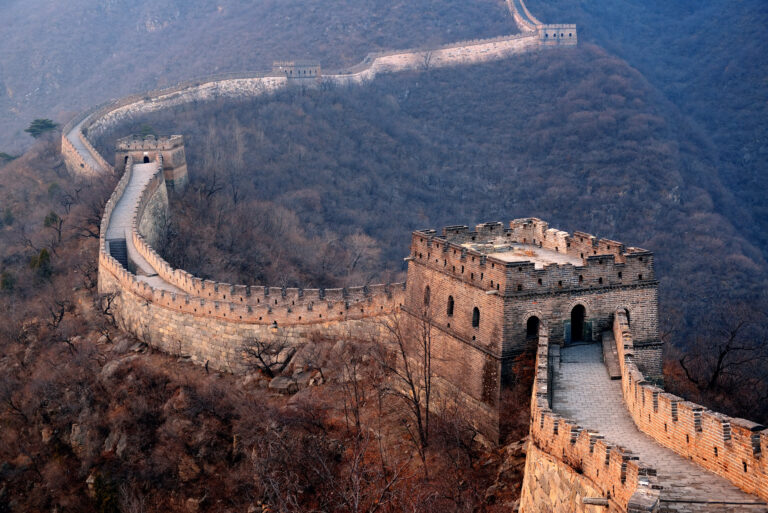 Detienen a dos hombres por abrir hoyo en la Muralla China