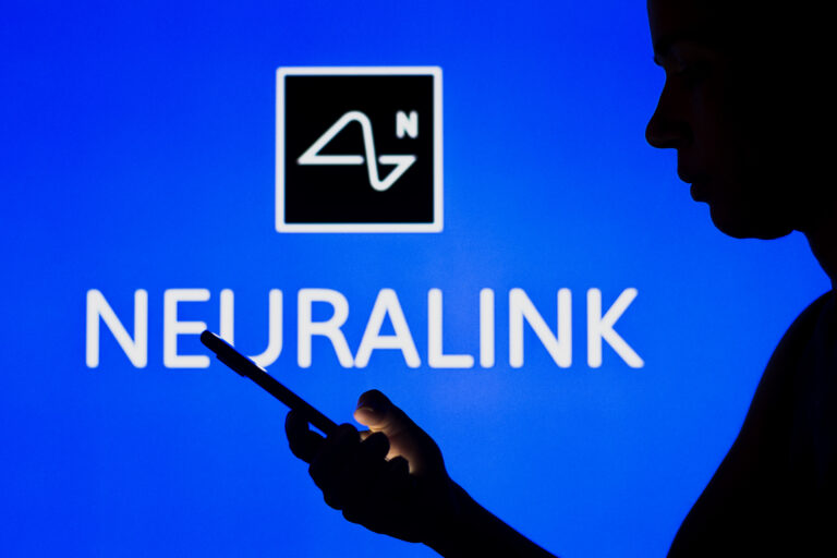 Recluta Neuralink pacientes para probar implantes cerebrales