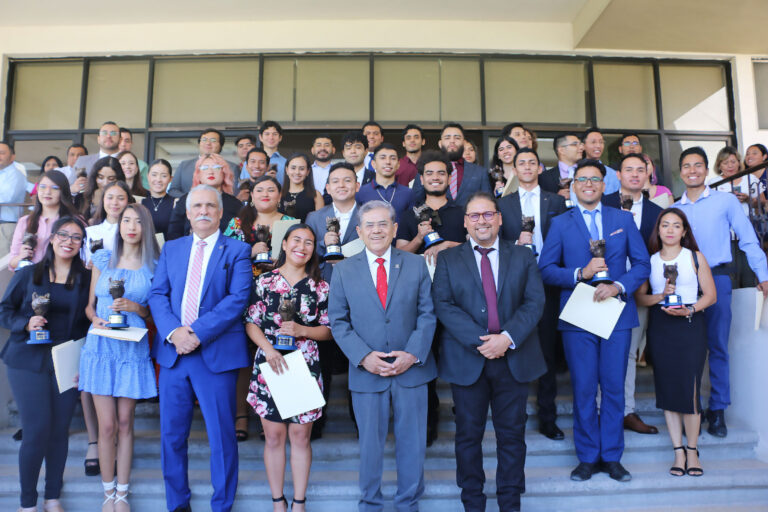 Reconocen con Presea Lobo a 57 alumnas y alumnos de la Unidad Saltillo de la UA de C