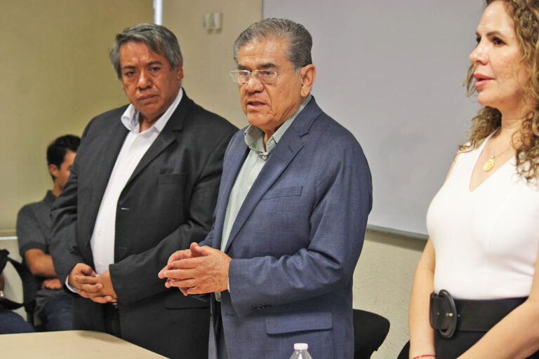 Rector de la UA de C da bienvenida a estudiantes de nuevo ingreso de la Facultad de Ingeniería Civil de la Unidad Torreón