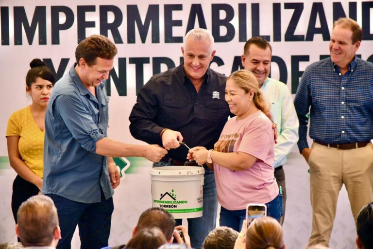 Román Cepeda entrega techumbre y pone en marcha programa de impermeabilizante en Torreón