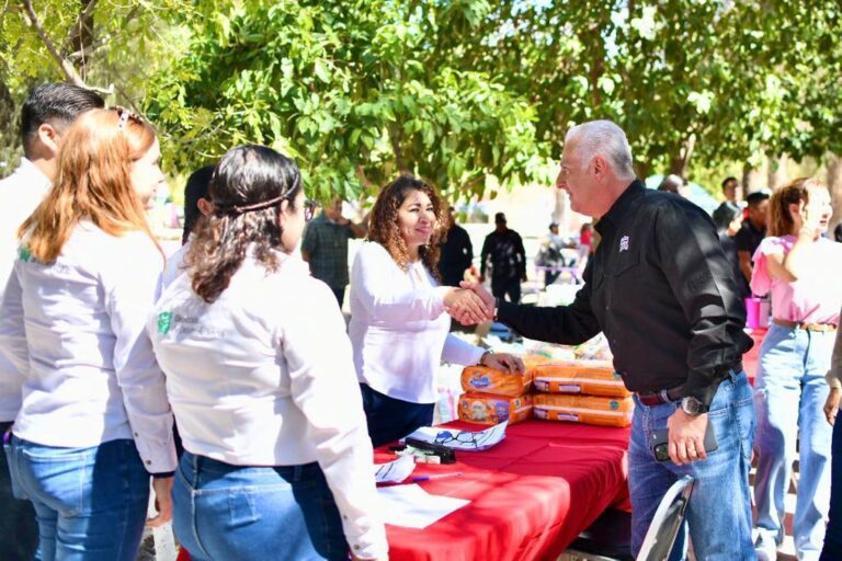 Román Cepeda encabeza brigada de servicios en el ejido Ana de Torreón