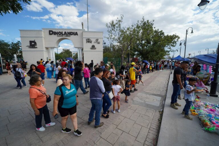 Se mantiene alta afluencia de visitantes en “Dinolandia”