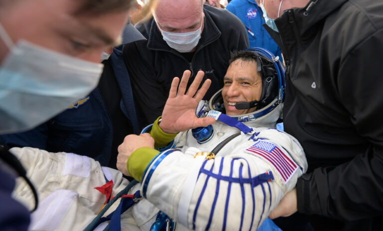 Un astronauta de origen latino regresa a la tierra y rompe récord de estancia en el espacio