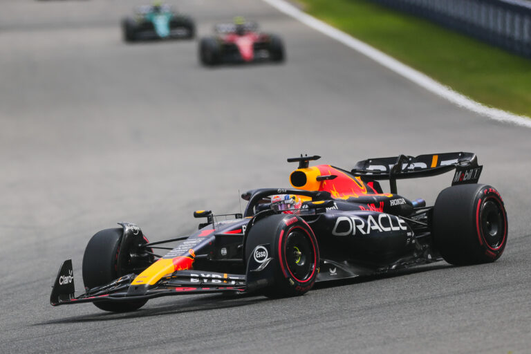 Lidera Verstappen P1 en Italia; Checo finalizó tercero