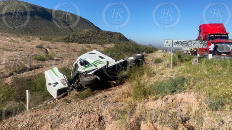 Vuelca tráiler cargado con vísceras en la Saltillo-Torreón