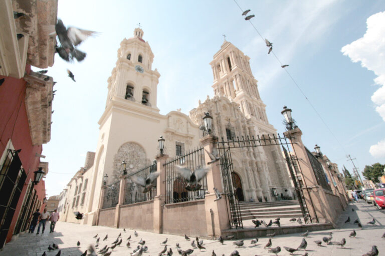 Buscan filmar película sobre Saltillo en la Catedral